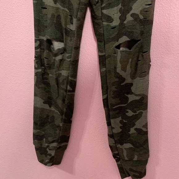 Women’s Camo Green Jogger Pants XS - Picture 2 of 5
